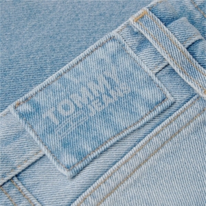 Tommy Hilfiger推出了第一个重新设计的牛仔裤服装