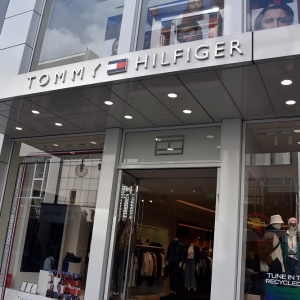 亏损10.7亿美元后，Tommy Hilfiger和Calvin Klein的母公司PVH着重发展电商