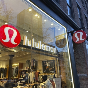 露露柠檬Lululemon2020年净收入增长了101%，电子商务占总净收入的52%